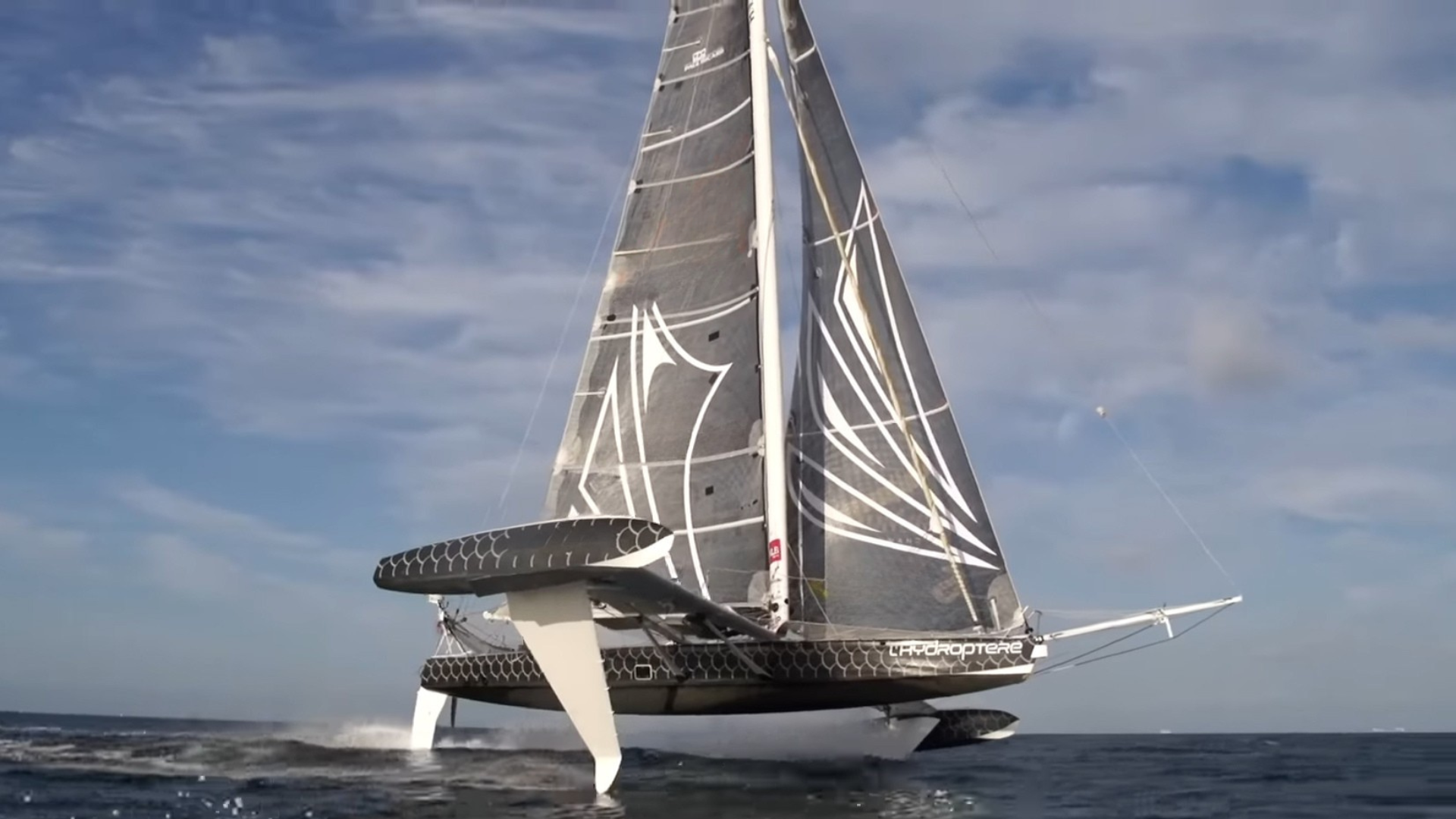 Vue latérale de L'Hydroptère | Side view of Hydroptère